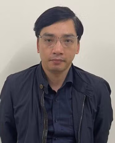 Bị can Lê Tuấn Anh (SN 1982, quê quán Hưng Yên), nguyên Chánh Văn phòng Cục Lãnh sự, Bộ Ngoại giao bị khởi tố ngày 27/1;