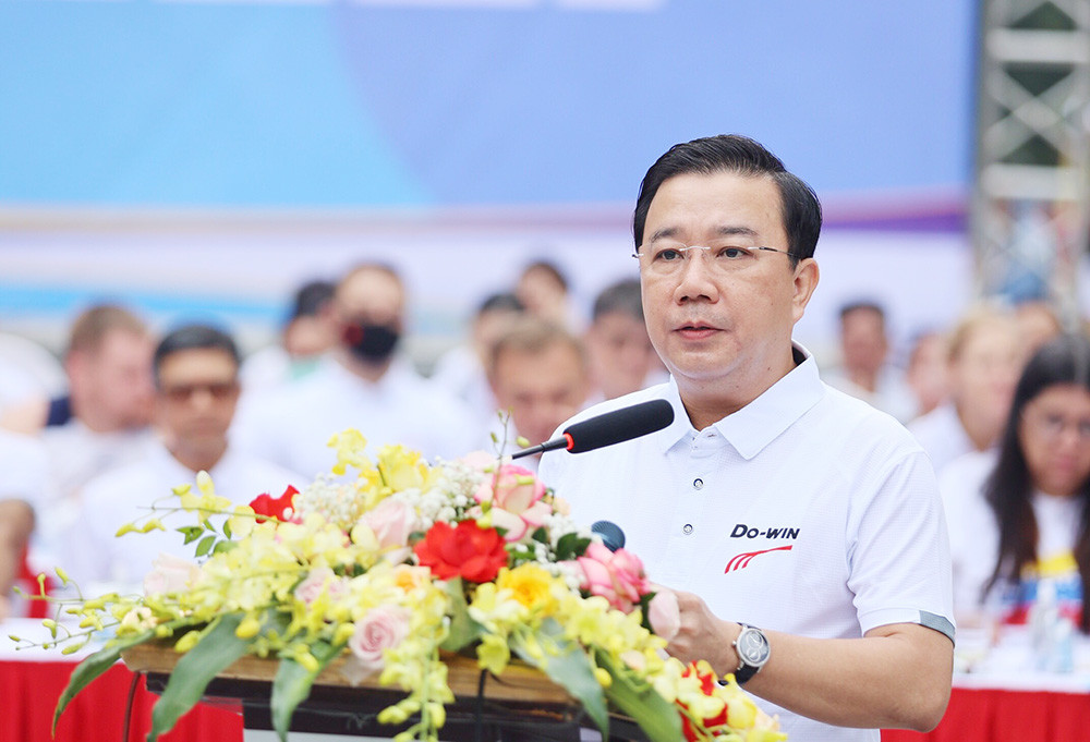 Ông Chử Xuân Dũng sinh ngày 5/11/1973; quê quán xã Vân Nội, huyện Đông Anh, Hà Nội; Trình độ chuyên môn Tiến sĩ khoa học giáo dục, Thạc sĩ Toán, Thạc sĩ Giáo dục học, ĐH Sư phạm Toán; Trình độ Lý luận chính trị cao cấp.