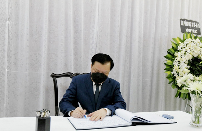 Doan dai bieu TP Ha Noi vieng nguyen Tong Bi thu, nguyen Chu tich Trung Quoc Giang Trach Dan-Hinh-2