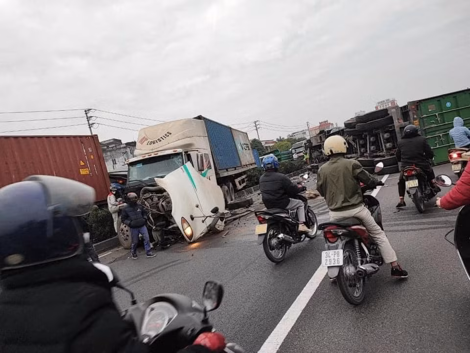 Tai nan lien hoan 4 container va 1 xe tai tren QL5, 3 nguoi thuong vong-Hinh-2