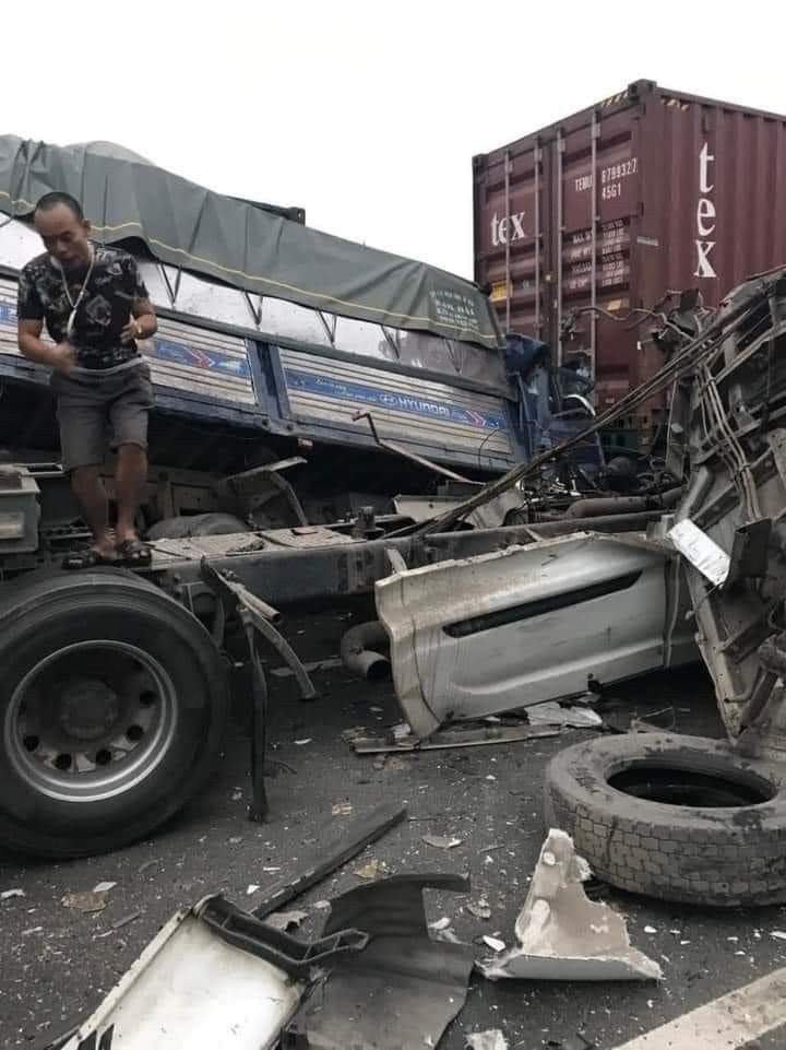 Tai nan lien hoan 4 container va 1 xe tai tren QL5, 3 nguoi thuong vong-Hinh-3