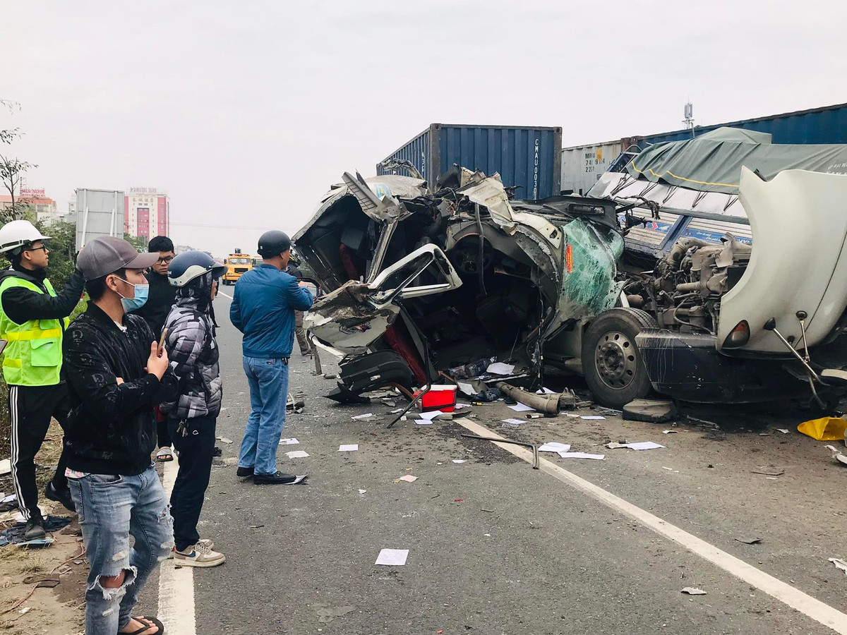 Tai nan lien hoan 4 container va 1 xe tai tren QL5, 3 nguoi thuong vong