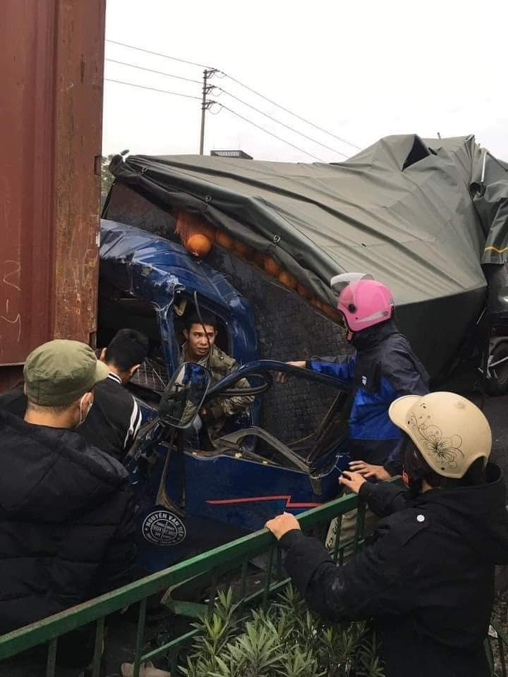 Tai nan lien hoan 4 container va 1 xe tai tren QL5, 3 nguoi thuong vong-Hinh-4