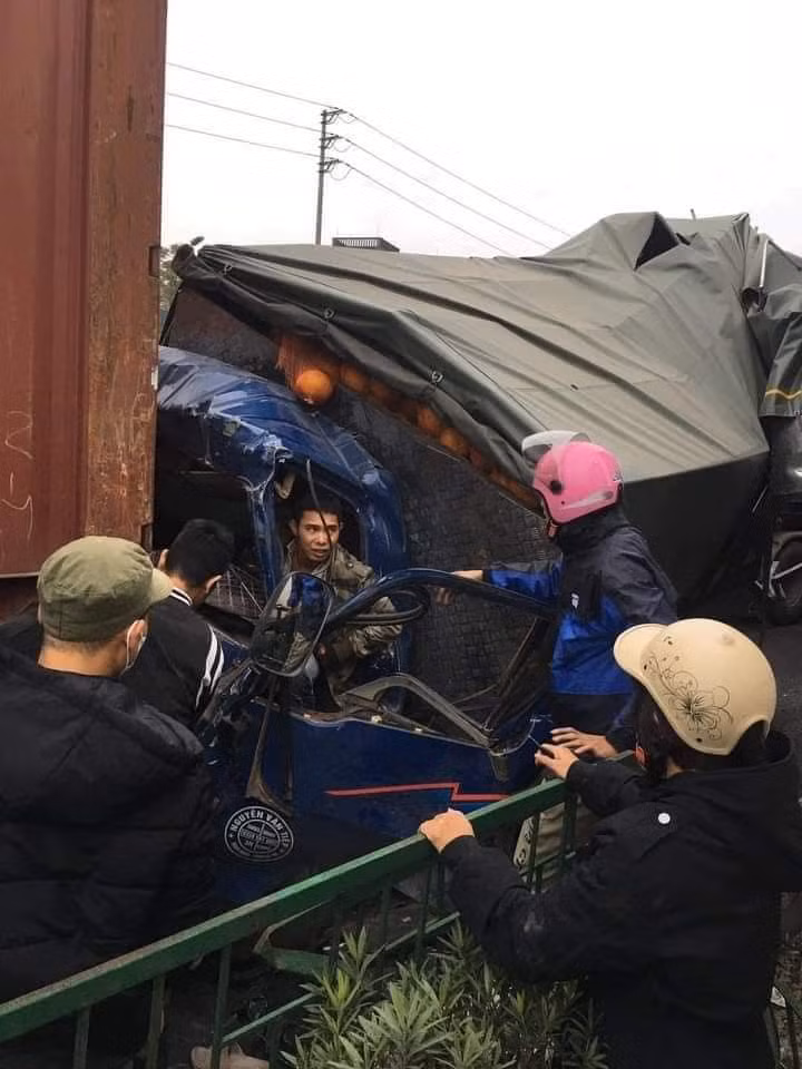 Tai nan lien hoan 4 container va 1 xe tai tren QL5, 3 nguoi thuong vong-Hinh-4