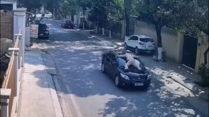 T ạm giữ tài xế đâm CSGT văng lên nắp capo rồi bỏ chạy: Công an TP Vĩnh Yên (Vĩnh Phúc) vừa tạm giữ Nguyễn Văn Lâm (SN 1975) - Phó Giám đốc một trung tâm giáo dục thường xuyên ở Vĩnh Phúc để làm rõ hành vi chống người thi hành công vụ. Khoảng 13h chiều 24/12, tại đường Tô Hiến Thành (phường Đồng Tâm, TP Vĩnh Yên), khi bị Tổ công tác của Đội CSGT-TT (Công an TP Vĩnh Yên) dừng xe kiểm tra nồng độ cồn, Lâm không tuân thủ mà quay xe bỏ chạy, cố tình lao vào một chiến sĩ CSGT trong tổ công tác. Để tránh cú đâm, chiến sĩ Cảnh sát đã nhảy lên nắp ca pô nhưng tài xế vẫn điều khiển xe bỏ chạy suốt đoạn đường dài. Kết quả đo nồng độ cồn cho thấy tài xế vi phạm ở mức 0,056 mg/l khí thở. xe cũng đã hết hạn kiểm định từ ngày 22/12.