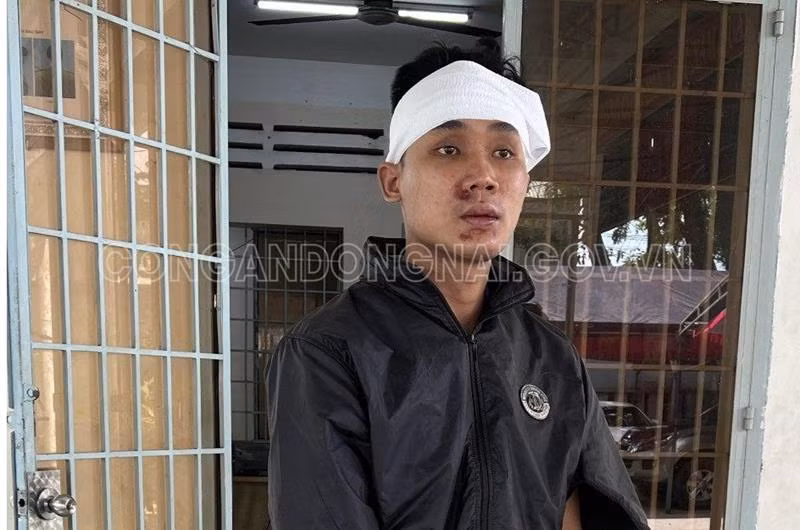  Bắt giữ đối tượng đâm phó trưởng công an phường: Công an TP Biên Hòa (Đồng Nai ) vừa bắt giữ Cho Thanh Tùng (SN 1995, trú tại phường Long Bình Tân) để điều tra hành vi đâm trọng thương Đại úy Nguyễn Thế Đức - Phó trưởng Công an phường An Hòa. Khoảng 21h10 ngày 23/12, Tùng sau khi nhậu say đã va chạm giao thông với 2 người đàn ông dẫn đến xô xát. Tùng về lấy 3 con dao đi tìm để đánh. Đại úy Nguyễn Thế Đức trong quá trình khống chế đã bị Tùng đâm trọng thương vào ngực trái. Tùng bị bắt giữ sau đó. 