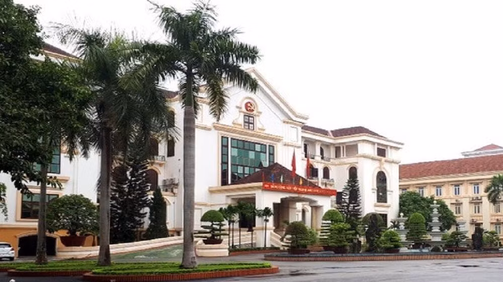 Ủy ban Kiểm tra Trung ương cũng quyết định kỷ luật khiển trách với nhiều cá nhân, gồm: ông Đỗ Minh Tuấn, Phó Bí thư Tỉnh ủy, Bí thư Ban cán sự đảng, Chủ tịch UBND tỉnh Thanh Hóa;