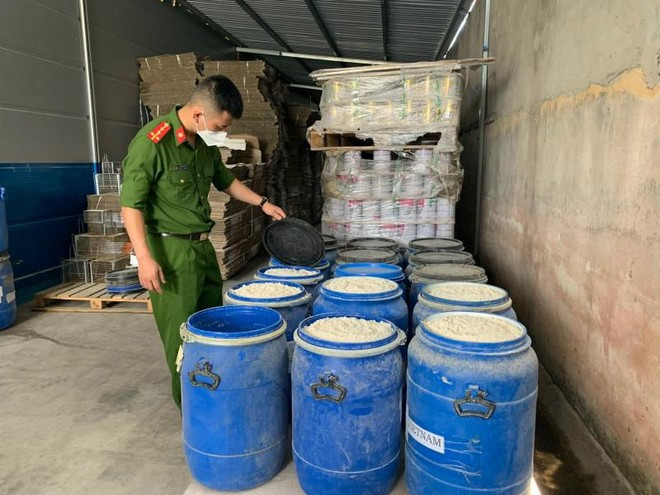 Khoi to Cty CP sua Ha Lan “san xuat, buon ban hang gia la thuc pham“