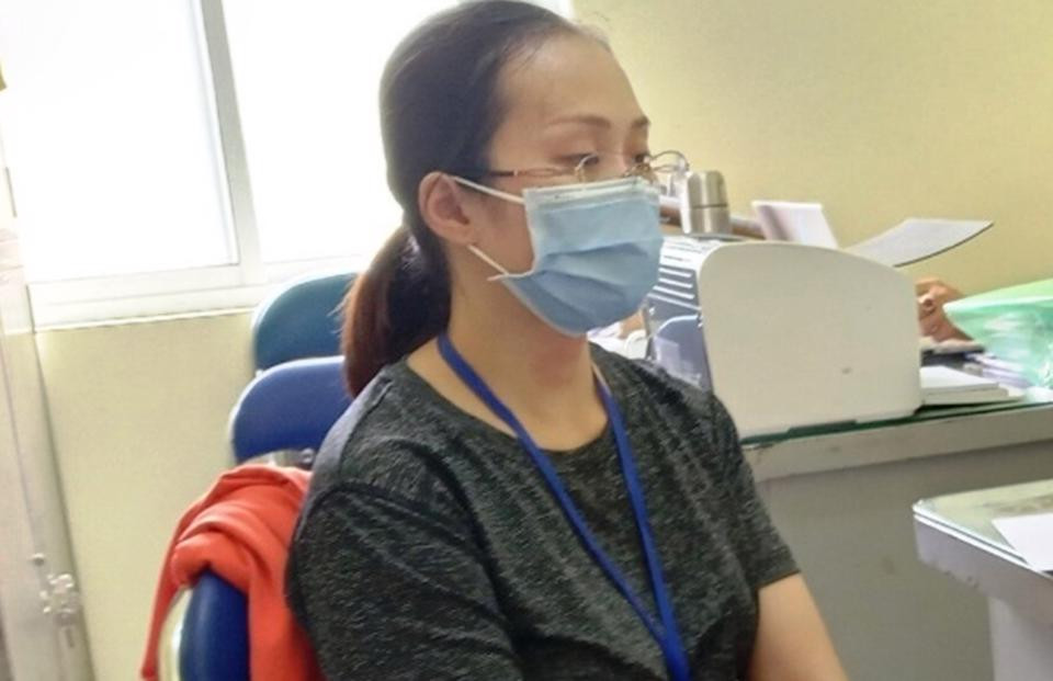  Vợ Nguyễn Thái Luyện cũng phủ nhận cáo trạng: Trả lời thẩm vấn của HĐXX về hành vi rửa tiền, bị cáo Võ Thị Thanh Mai (Giám đốc Công ty CP Alibaba Law Firm, vợ Luyện) cho rằng cáo trạng truy tố bị cáo tội danh trên là oan sai. Bị cáo Mai khai không chỉ đạo em chồng là Nguyễn Thái Lực và Huỳnh Thị Kim Thắng rút tiền như cáo trạng truy tố. Mai cho rằng thời điểm đó mọi người tự làm việc của mình, không ai chỉ đạo. "Hôm 18/9/2019, bị cáo có mặt tại công ty nhưng không biết bị khởi tố. Trước đó, bị cáo nhờ Thắng đứng tên trên sổ tiết kiệm 30 tỷ đồng nhưng bị cáo đang cầm cố sổ đó để vay ngân hàng 18 tỷ. Thời điểm đó, Thắng sợ liên quan khoản vay nên đã chuyển lại trả cho bị cáo", Mai trình bày. 