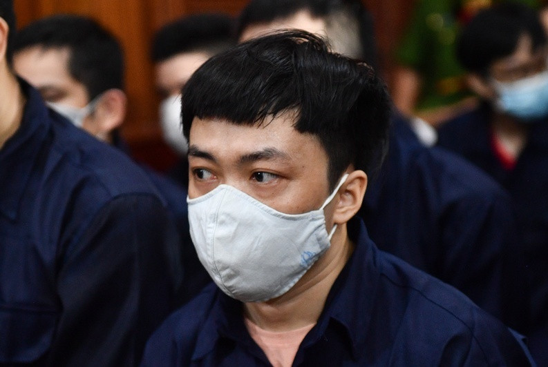 Cũng theo lời khai của Lĩnh, về việc ký hợp đồng nhận chuyển nhượng dự án, mỗi khi ký hợp đồng, bị cáo Lĩnh được bị cáo Nguyễn Huỳnh Tú Trinh (phụ trách pháp lý của Công ty Alibaba) đưa đi tới các địa phương ký mà không biết dự án ở đâu, bán cho ai. Lĩnh khai không nhớ đã đứng tên bao nhiêu hợp đồng. Bị cáo Lĩnh khai rằng: “Khi bị bắt, tại Cơ quan điều tra, bị cáo đã biết mình vi phạm pháp luật”. (Ảnh: Zing)