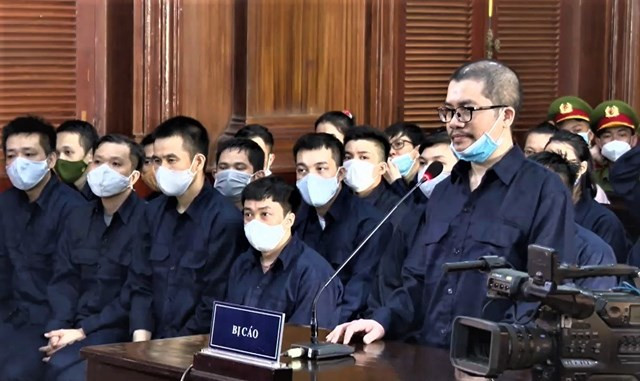  Lãnh đạo, Giám đốc thuộc Công ty Alibaba chỉ học hết lớp 12: Trước đó, tại phần thẩm tra lý lịch các bị cáo, nhiều người ngạc nhiên khi các lãnh đạo, giám đốc thuộc công ty này chỉ học hết lớp 12, không có bằng đại học hay bằng cấp đào tạo liên quan lĩnh vực bất động sản nhưng vẫn được bổ nhiệm giám đốc, lãnh đạo trực thuộc của Công ty Alibaba.