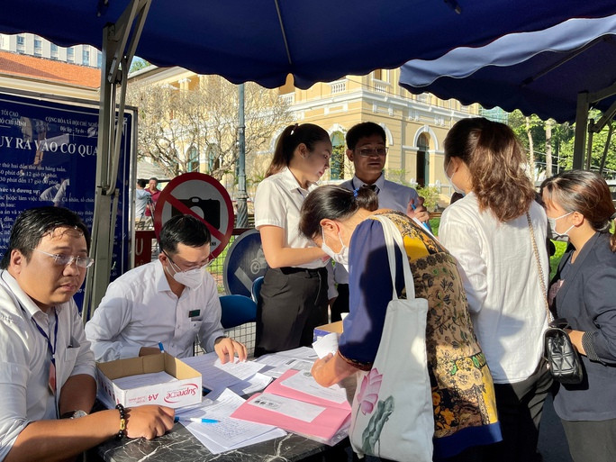  Vụ án gần 4000 bị hại: Liên quan vụ án trên, cơ quan tố tụng xác định số tiền các bị cáo lừa đảo chiếm đoạt hơn 2.264 tỷ đồng của 3.986 bị hại. Do có rất nhiều người mua từ 3 - 4 nền đất tại 58 dự án nên tòa án xác định có tổng cộng 6.699 lượt bị hại, đồng thời số bị hại quá đông nên HĐXX đã phân bố thời gian xét hỏi đối với từng nhóm bị hại trong từng nhóm dự án để bảo vệ quyền lợi cho họ. (Ảnh: NLĐ)