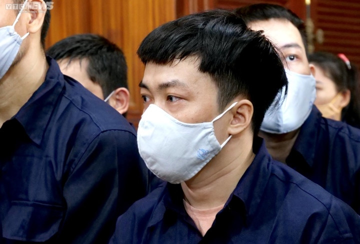  Bổ nhiệm giám đốc Công ty chi nhánh nhưng chỉ để đứng tên dự án: Nguyễn Thái Lĩnh - Giám đốc Công ty Alibaba (em trai Nguyễn Thái Luyện) khai không biết, không nhớ… chức vụ của mình. Theo lời khai của Lĩnh, năm 2016, bị cáo làm ở quán cafe của Luyện, sau đó được anh trai nhờ đứng tên trên giấy phép kinh doanh với chức vụ giám đốc. "Anh Luyện bảo bị cáo ký thì ký chứ bị cáo không đọc, không xem nội dung. Lúc ký có bộ phận pháp lý của công ty nên bị cáo yên tâm ký", Lĩnh khai và cho biết khi bổ nhiệm giám đốc, bị cáo chỉ làm theo chỉ đạo của anh trai và ký. (Ảnh: VTC)