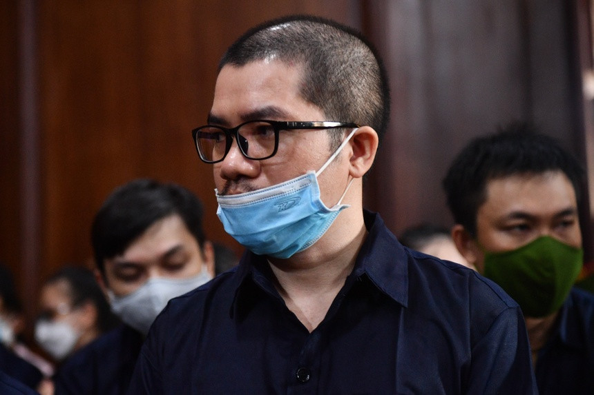 Trả lời chủ tọa về việc đất nông nghiệp có được phân lô bán nền hay không, Nguyễn Thái Luyện khai, toàn bộ số đất nông nghiệp bị cáo mua là đất nông nghiệp quy hoạch đất ở, sau đó bị cáo về tách thửa. Theo Luyện, không chỉ có Alibaba, các công ty nhỏ lẻ khác đều hoạt động như phương thức của bị cáo. Luyện cũng khai, để thực hiện tách thửa đất nông nghiệp, có hai cách, đó là nhờ các mối quan hệ để đi xin và vận dụng vào luật Đất đai để tách thửa. (Ảnh: Zing)