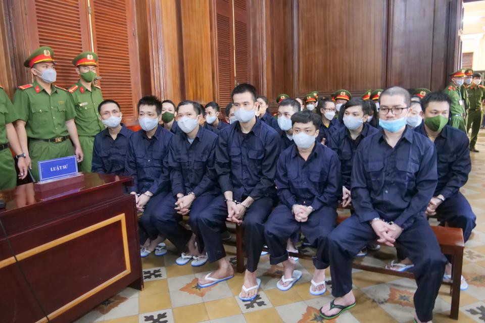  Nguyễn Thái Luyện phủ nhận cáo buộc: Trả lời HĐXX, Nguyễn Thái Luyện một mực phủ nhận toàn bộ cáo buộc của Viện Kiểm sát. Luyện cho rằng, cáo trạng truy tố bị cáo lừa đảo có 8 điểm không đúng, gây oan sai, “bị cáo không lừa đảo, chiếm đoạt tiền của ai. Toàn bộ hoạt động của tôi đều công khai, minh bạch. Tôi đã xuất bản hàng trăm cuốn cẩm nang, phát cho nhân viên, khách hàng. Trong đó có cẩm nang viết về quy định pháp luật, phát hành nội bộ công ty. Tôi tổ chức mở bán công khai, tổ chức cho khách hàng đi tham quan. Tôi có mua lại của khách hàng, chưa để ai phải mất tiền”, Luyện trình bày.