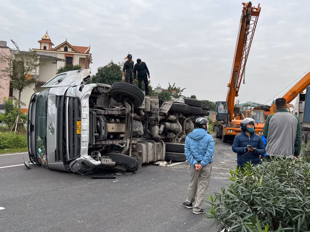 Khoảng 6h15 ngày 14/12, tại Km 53+870 quốc lộ 5 chiều đường Hà Nội-Hải Phòng (đoạn qua phường Nhị Châu, TP Hải Dương) xảy ra vụ tai nạn liên hoàn giữa 4 xe container và 1 xe tải làm 1 người chết, 2 người bị thương. 