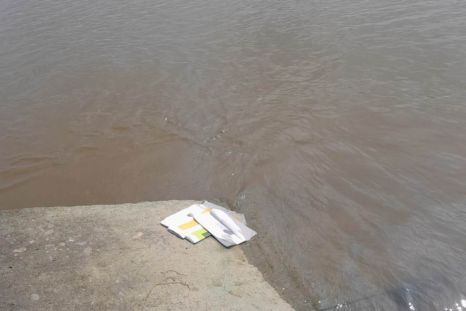  Giặt chiếu bên bờ sông, thai phụ sẩy chân tử vong: Ngày 10/12, lãnh đạo UBND xã Triệu Độ (huyện Triệu Phong, Quảng Trị) cho biết, đã tìm thấy thi thể chị Nguyễn Thị Thu Th. (SN 1988, thôn Xuân Quy, xã Triệu Độ) và gia đình đã đưa về nhà lo hậu sự. Khoảng 9h sáng cùng ngày, chị Th. mang chiếu, đồ đạc ra bờ sông để giặt, không may sẩy chân rơi xuống sông. Thấy vợ mình lâu trở vào nhà, người chồng đi ra tìm không thấy nên hô hoán người dân xung quanh hỗ trợ tìm kiếm. 