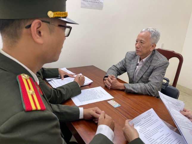  Bắt giám đốc đơn vị thuộc Sở NN&amp;PTNT Thừa Thiên Huế: Công an tỉnh Thừa Thiên - Huế vừa khởi tố bị can, bắt tạm giam Lê Hồng Khanh - Giám đốc Công ty TNHH MTV tư vấn dịch vụ nông nghiệp Lâm Phát; Lê Hạ - Giám đốc trung tâm Quy hoạch và thiết kế nông lâm nghiệp (Sở NN&amp;PTNT Thừa Thiên - Huế), Trương Ngọc Đức - nhân viên điều tra quy hoạch rừng Trung tâm quy hoạch và thiết kế nông lâm nghiệp để điều tra về hành vi thiếu trách nhiệm, gây hậu quả nghiêm trọng. Điều tra cho thấy, BQL rừng phòng hộ Hương Thủy đã hợp đồng với Công ty Lâm Phát và Trung tâm quy hoạch và thiết kế nông lâm nghiệp để thiết kế, thẩm định phương án khai thác, tận thu 157,87 ha gỗ rừng thông bị thiệt hại do cháy rừng năm 2021. Tuy nhiên, các cá nhân trên có dấu hiệu thiếu trách nhiệm, không thực hiện đúng quy trình thiết kế, thẩm định, gây thiệt hại hơn 5,6 tỷ đồng. 