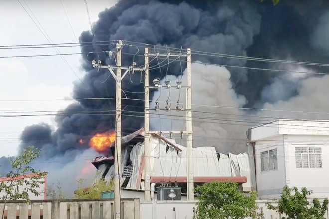  Cháy lớn trong khu công nghiệp ở Long An: Vụ hỏa hoạn xảy ra tại một công ty rộng hơn 1.000 m2 trong KCN Hải Sơn, huyện Đức Hòa, Long An vào lúc 8h sáng 10/12. Khi đám cháy bùng lên, nhiều nhân viên công ty dùng vật dụng chữa cháy tại chỗ dập lửa nhưng bất thành. Cảnh sát PCCC và cứu nạn, cứu hộ Công an huyện Đức Hòa, Công an tỉnh Long An, đã đến hiện trường chia thành nhiều hướng dập lửa. Đến hơn 13h, đám cháy vẫn chưa được khống chế. Một số công ty kế bên vụ cháy cũng cho công nhân tạm nghỉ, di chuyển khỏi khu vực. (Ảnh: Zing)