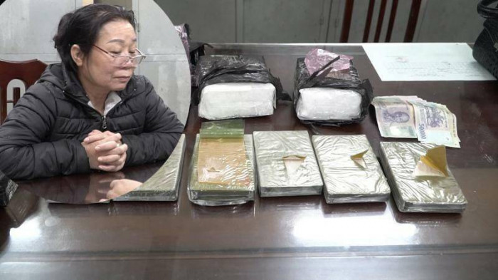  Bắt “nữ quái” cùng 6 bánh heroin, 2kg ma túy đá trên Quốc lộ 21: Công an tỉnh Nam Định vừa phối hợp với đơn vị chức năng bắt giữ Phùng Thị Mỹ (52 tuổi, trú tại phường Trần Đăng Ninh, TP Nam Định). Khoảng 22h ngày 4/12, cảnh sát bắt quả tang Mỹ cùng 6 bánh heroin, 2 kg ma túy đá tại khu vực quốc lộ 21 thuộc phường Lộc Hòa, TP Nam Định. Mỹ khai số ma túy được đặt mua của các đối tượng người Lào, gửi xe container vận chuyển về Việt Nam và đang trên đường mang về tỉnh Nam Định cùng một số tỉnh lân cận để tiêu thụ.