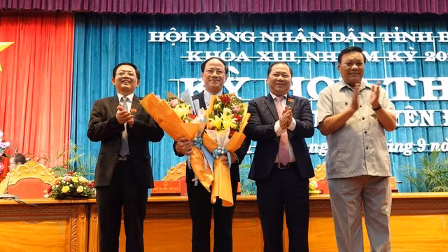 Ông Phạm Anh Tuấn sinh năm 1973, quê ở xã Kỳ Lâm, huyện Kỳ Anh, tỉnh Hà Tĩnh; tốt nghiệp Trường Đại học Kinh tế quốc dân Hà Nội; là tiến sĩ chuyên ngành tài chính ngân hàng. Ông Phạm Anh Tuấn từng trải qua các vị trí Tổng giám đốc, Chủ tịch Hội đồng quản trị Tổng công ty CP Bảo hiểm Bưu điện; Phó Tổng giám đốc, Tổng giám đốc, Chủ tịch Hội đồng thành viên Tổng công ty Bưu điện Việt Nam. Năm 2019, ông Phạm Anh Tuấn được Thủ tướng Chính phủ bổ nhiệm làm Thứ trưởng Bộ Thông tin và Truyền thông.