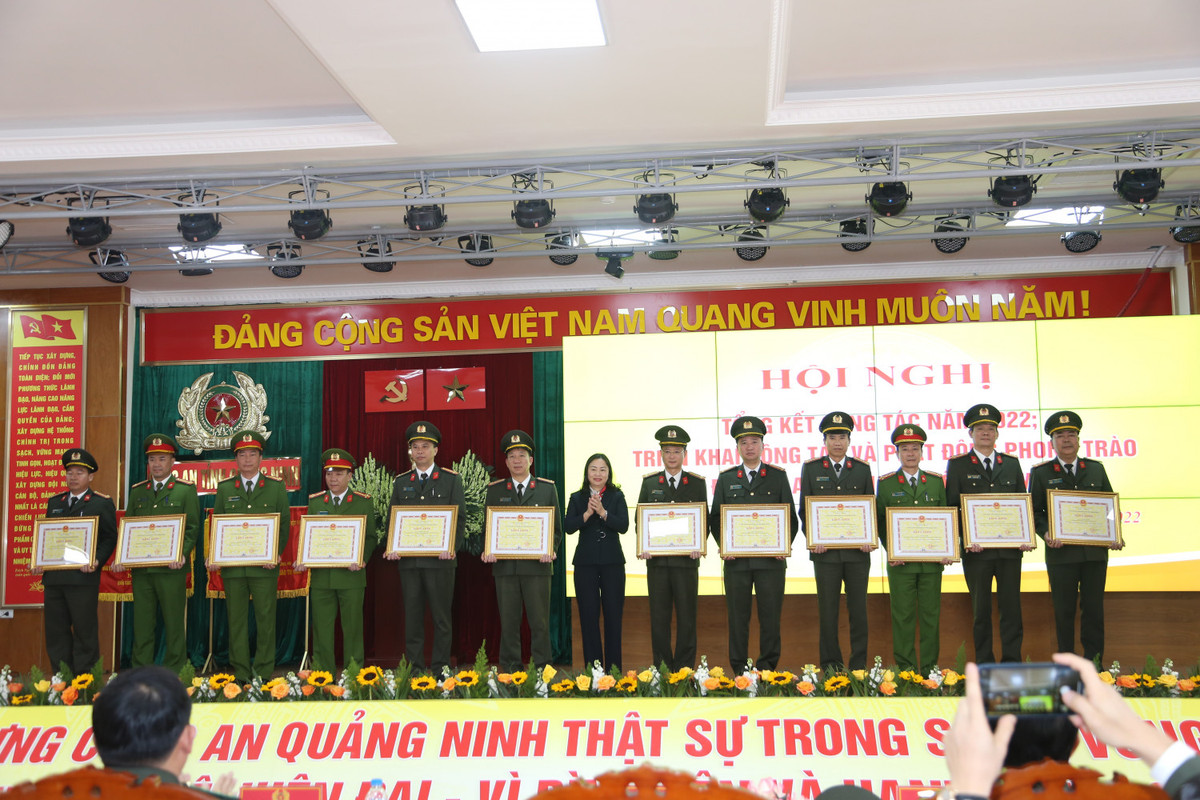 Bà Vi Ngọc Bích - Uỷ viên BTV, Phó Chủ tịch thường trực HĐND tỉnh trao Bằng khen của Chủ tịch UBND tỉnh Quảng Ninh cho các cá nhân có thành tích xuất sắc trong phong trào thi đua "Vì an ninh Tổ quốc" năm 2022. 