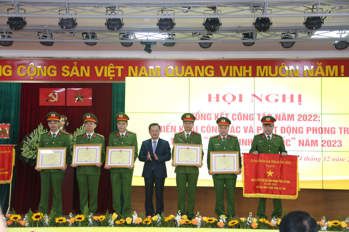 Ông Cao Tường Huy, Quyền Chủ tịch UBND tỉnh Quảng Ninh trao Cờ thi đua và Bằng khen của Chủ tịch UBND tỉnh Quảng Ninh cho các tập thể có thành tích xuất sắc trong phong trào thi đua năm 2022. 