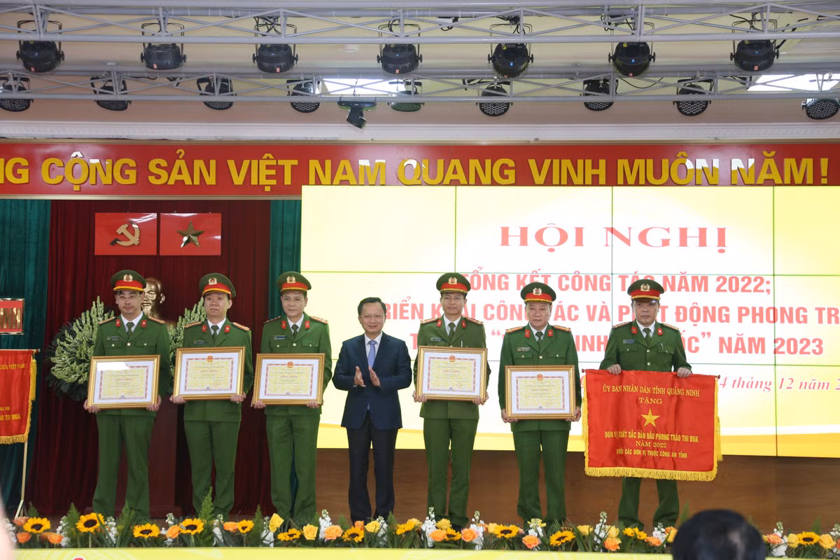 Ông Cao Tường Huy, Quyền Chủ tịch UBND tỉnh Quảng Ninh trao Cờ thi đua và Bằng khen của Chủ tịch UBND tỉnh Quảng Ninh cho các tập thể có thành tích xuất sắc trong phong trào thi đua năm 2022. 