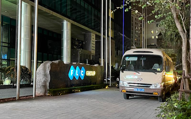 Từ ngày 1/12/2021 đến ngày 10/1/2022, ông Quyết chỉ đạo các cá nhân có quan hệ gia đình hoặc thân thiết điều hành nhân viên Công ty BOS và các công ty con, công ty vệ tinh sử dụng 20 tài khoản chứng khoán của 11 tổ chức. Các tài khoản này thông đồng với nhau liên tục mua, bán chứng khoán với tần suất lớn. Mục đích nhằm tạo ra cung, cầu giả tạo, đẩy giá chứng khoán FLC từ 14.650 đồng/cổ phiếu ngày 1/12/2021 lên giá trần cao nhất 24.050 đồng/cổ phiếu (trung bình là 22.586 đồng/cổ phiếu, tăng 64%). Sau đó ông Quyết giao cho người thân trong gia đình đặt lệnh bán 175 triệu cổ phiếu FLC và đã khớp lệnh bán 74,8 triệu cổ phiếu FLC với giá 22.586/cổ phiếu nhưng không công bố thông tin trước khi giao dịch chứng khoán, với số tiền 1.689 tỷ đồng, thu lợi bất chính khoảng 530 tỷ đồng. 