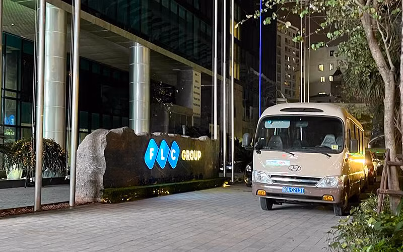Từ ngày 1/12/2021 đến ngày 10/1/2022, ông Quyết chỉ đạo các cá nhân có quan hệ gia đình hoặc thân thiết điều hành nhân viên Công ty BOS và các công ty con, công ty vệ tinh sử dụng 20 tài khoản chứng khoán của 11 tổ chức. Các tài khoản này thông đồng với nhau liên tục mua, bán chứng khoán với tần suất lớn. Mục đích nhằm tạo ra cung, cầu giả tạo, đẩy giá chứng khoán FLC từ 14.650 đồng/cổ phiếu ngày 1/12/2021 lên giá trần cao nhất 24.050 đồng/cổ phiếu (trung bình là 22.586 đồng/cổ phiếu, tăng 64%). Sau đó ông Quyết giao cho người thân trong gia đình đặt lệnh bán 175 triệu cổ phiếu FLC và đã khớp lệnh bán 74,8 triệu cổ phiếu FLC với giá 22.586/cổ phiếu nhưng không công bố thông tin trước khi giao dịch chứng khoán, với số tiền 1.689 tỷ đồng, thu lợi bất chính khoảng 530 tỷ đồng. 