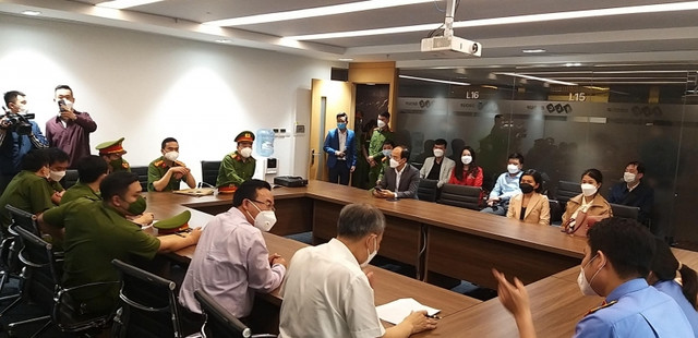 Từ 2014-2016, ông Quyết cùng 2 em gái Thúy Nga, Minh Huế và bà Hương Trần Kiều Dung - cựu Chủ tịch HĐQT Chứng khoán BOS, Phó chủ tịch Thường trực Công ty CP Tập đoàn FLC làm thủ tục tăng vốn điều lệ khống từ 1,5 tỷ lên 4.300 tỷ đồng, tương ứng với 430 triệu cổ phần của Faros. Sau khi được niêm yết 430 triệu cổ phiếu ROS trên sàn chứng khoán, cựu chủ tịch FLC và các bị can đã bán nhằm chiếm đoạt tiền của các nhà đầu tư. Cơ quan chức năng xác định, các bị can đã thu được tổng cộng hơn 6.400 tỷ đồng, sau đó, họ rút tiền mặt để chiếm đoạt.