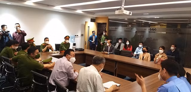 Từ 2014-2016, ông Quyết cùng 2 em gái Thúy Nga, Minh Huế và bà Hương Trần Kiều Dung - cựu Chủ tịch HĐQT Chứng khoán BOS, Phó chủ tịch Thường trực Công ty CP Tập đoàn FLC làm thủ tục tăng vốn điều lệ khống từ 1,5 tỷ lên 4.300 tỷ đồng, tương ứng với 430 triệu cổ phần của Faros. Sau khi được niêm yết 430 triệu cổ phiếu ROS trên sàn chứng khoán, cựu chủ tịch FLC và các bị can đã bán nhằm chiếm đoạt tiền của các nhà đầu tư. Cơ quan chức năng xác định, các bị can đã thu được tổng cộng hơn 6.400 tỷ đồng, sau đó, họ rút tiền mặt để chiếm đoạt.