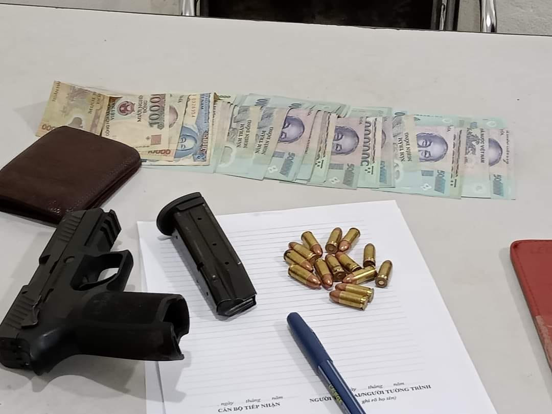 Khẩu súng bị thu giữ.