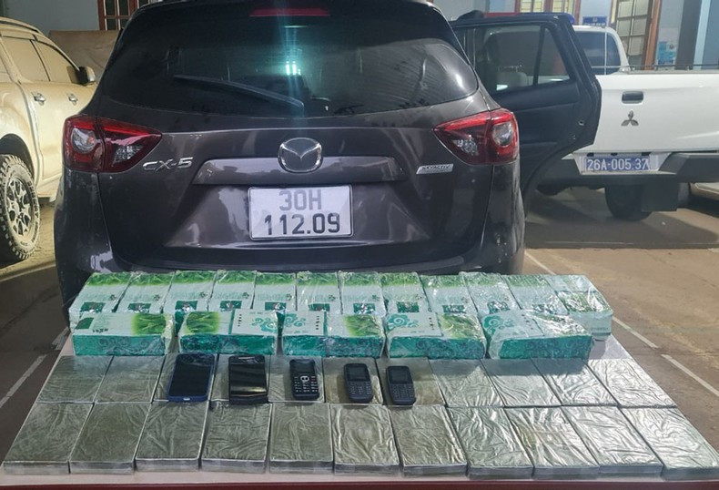 Khi lực lượng Công an yêu cầu dừng xe, đối tượng Long đã không chấp hành và tăng ga bỏ chạy, sử dụng vũ khí nóng bắn về phía tổ công tác, sau đó cướp 1 xe máy của người dân dọc đường để tẩu thoát.Tại hiện trường, đối tượng bỏ lại một xe ô tô mang biển kiểm soát 30H 112.09 hiệu Mazda CX5, cùng 22 bánh hình chữ nhật nghi là ma túy và 17kg nghi là ma túy đá cùng một số tang vật.