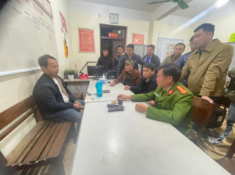 Công an huyện Thuận Châu đã phong tỏa khu vực và di dời người dân gần đó để bảo đảm an toàn. Đồng thời, phối hợp với các đơn vị trong Công an tỉnh truy bắt đối tượng. Sau hơn 1 ngày, lực lượng công an đã nhanh chóng điều tra xác minh, truy tìm và bắt giữ được đối tượng tại bản Bó Tảư như trên.