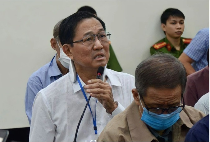  Cựu Thứ trưởng Y tế Cao Minh Quang: Ngày 24/11, TAND TP Hà Nội tuyên phạt cựu Thứ trưởng Bộ Y tế Cao Minh Quang mức án 30 tháng tù treo tội Thiếu trách nhiệm gây hậu quả nghiêm trọng liên quan việc mua, sản xuất thuốc phòng chống dịch cúm A/H5N1 xảy ra tại Công ty CP Dược phẩm Cửu Long và Bộ Y tế. Bị cáo Cao Minh Quang biết Công ty Dược Cửu Long chưa thanh toán 3,8 triệu USD nhưng bị cáo không chỉ đạo làm rõ. Khi Bộ Tài chính và Bộ Y tế đều có chỉ đạo kiểm tra đối với số tiền này, bị cáo cũng không chỉ đạo kiểm tra.