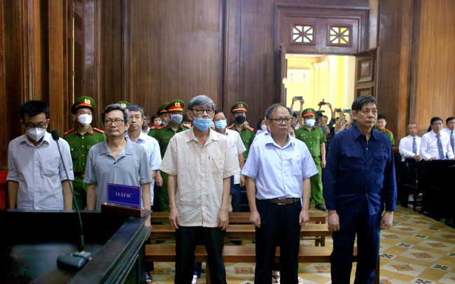  Cựu Phó Bí thư Thường trực Thành ủy TP HCM Tất Thành Cang: Ngày 19/10, TAND TPHCM tuyên bị cáo Tất Thành Cang 6 năm tù trong vụ án "Vi phạm về quy định quản lý sử dụng tài sản nhà nước gây thất thoát, lãng phí" xảy ra tại Công ty Xây dựng Tân Thuận. Tổng hợp với bản án trong vụ án tại IPC và SADECO, buộc bị cáo chấp hành hình phạt chung cho hai bản án là 14 năm 6 tháng tù.