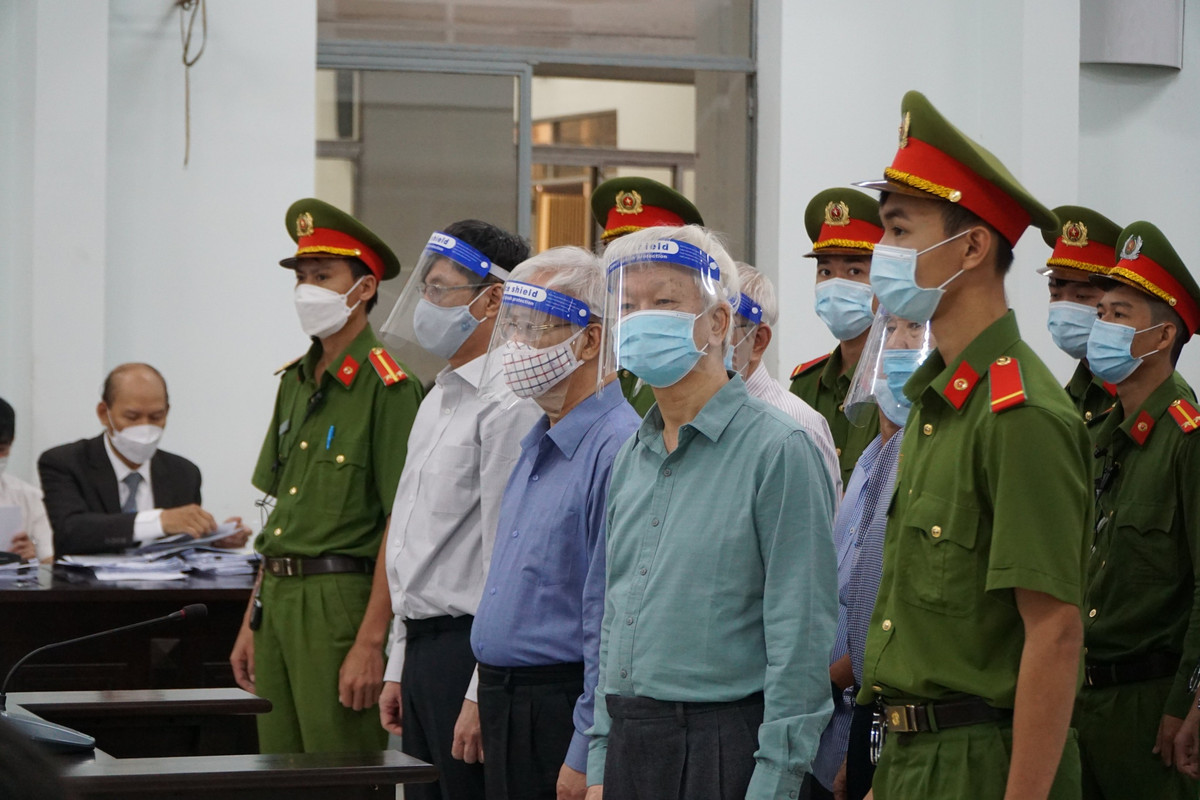  Hai cựu Chủ tịch UBND tỉnh Khánh Hòa: Ngày 13/4: TAND tỉnh Khánh Hòa tuyên phạt bị cáo Nguyễn Chiến Thắng - cựu Chủ tịch UBND tỉnh Khánh Hòa 5 năm 6 tháng tù và bị cáo Lê Đức Vinh - cựu Chủ tịch UBND tỉnh Khánh Hòa bị phạt 4 năm 6 tháng tù. Hai cựu lãnh đạo tỉnh Khánh Hòa có sai phạm liên quan đến dự án Sinh thái tâm linh Cửu Long Sơn Tự và dự án Biệt thự sông núi Vĩnh Trung thuộc khu vực núi Chín Khúc ở Khánh Hòa.