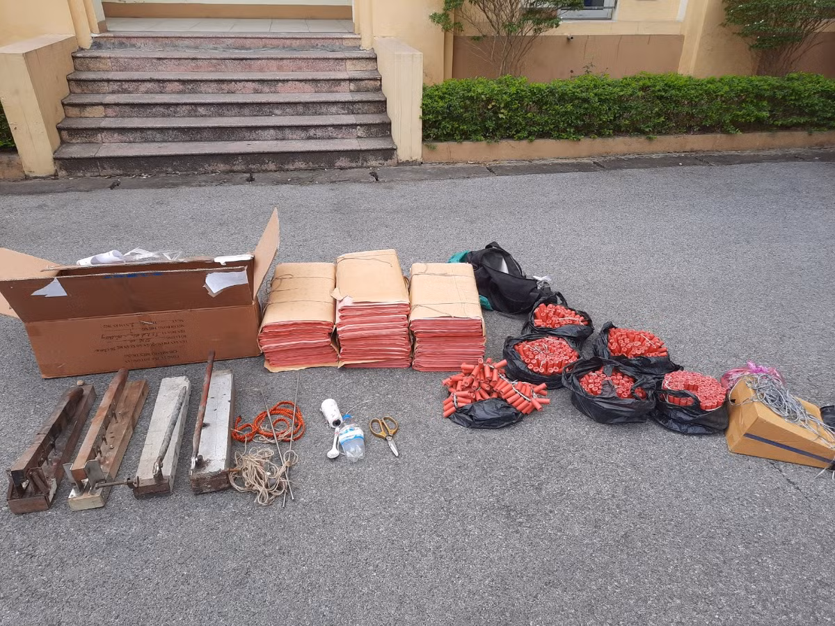 Khoảng 11h15 ngày 16/12, tại khu vực nghĩa trang nhân dân thôn Nội, xã Minh Hòa, thị xã Kinh Môn, Tổ công tác Công an thị xã Kinh Môn bắt quả tang Trương Văn Lập đang có hành vi vận chuyển hàng cấm đi tiêu thụ, thu giữ 7 bánh pháo nổ, tổng khối lượng 12,48kg. Khám xét khẩn cấp nơi ở của đối tượng tại thôn Ngoại, xã Minh Hòa, lực lượng chức năng thu giữ thêm 46 quả pháo nổ với tổng khối lượng 1,06kg; 0,02kg thuốc pháo cùng nhiều dụng cụ dùng để sản xuất pháo nổ. Lập khai nhận từ đầu tháng 12 bắt đầu đặt mua thuốc pháo, dây dẫn, giấy quấn của một đối tượng người Hải Phòng, đồng thời tự chế tạo các dụng cụ để quấn và sản xuất pháo tại nhà riêng. Mỗi bánh pháo được đối tượng giao bán với giá 900.000 đồng. 