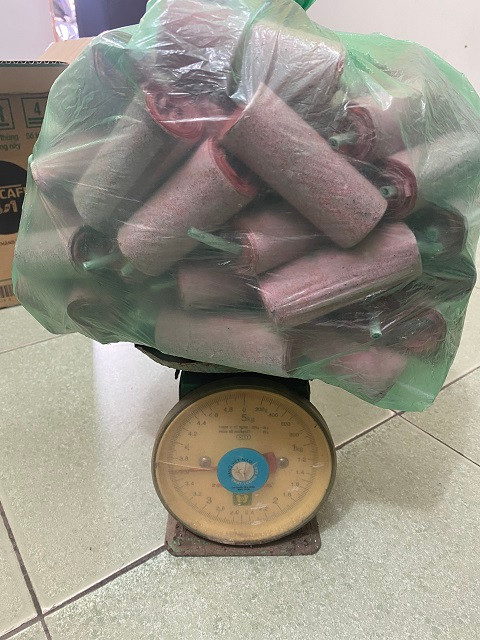  Khoảng 16h ngày 18/12, tại đường 390 thuộc địa phận thôn Du La, xã Cẩm Chế, lực lượng chức năng phát hiện, bắt quả tang Thịnh vận chuyển 8,6kg pháo nổ (pháo cuốn và pháo cối các loại). Bước đầu, Thịnh khai nhận vận chuyển thuê số pháo trên cho một đối tượng không rõ tên, tuổi, địa chỉ với giá 2 triệu đồng. Cơ quan CSĐT Công an huyện Thanh Hà đã khởi tố vụ án, khởi tố bị can, bắt tạm giam Thịnh về tội “vận chuyển hàng cấm” 