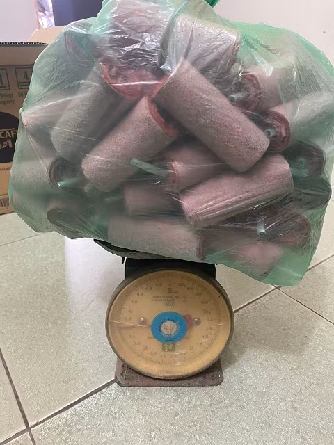  Khoảng 16h ngày 18/12, tại đường 390 thuộc địa phận thôn Du La, xã Cẩm Chế, lực lượng chức năng phát hiện, bắt quả tang Thịnh vận chuyển 8,6kg pháo nổ (pháo cuốn và pháo cối các loại). Bước đầu, Thịnh khai nhận vận chuyển thuê số pháo trên cho một đối tượng không rõ tên, tuổi, địa chỉ với giá 2 triệu đồng. Cơ quan CSĐT Công an huyện Thanh Hà đã khởi tố vụ án, khởi tố bị can, bắt tạm giam Thịnh về tội “vận chuyển hàng cấm” 