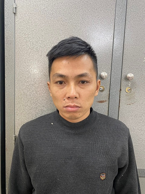 Mạnh bị phát hiện, bắt quả tang vào hồi 12h30 ngày 16/12 tại đường vào nghĩa trang khu Lê Bình, thị trấn Thanh Miện khi đang cất giấu 7,26kg pháo nổ được đựng trong thùng carton. Mạnh khai nhận mua số pháo trên của một đối tượng không quen biết tại khu vực xã Nhật Tân, huyện Gia Lộc với giá 1 triệu đồng. Nhân bị bắt quả tang vào khoảng 20h ngày 14/12 tại khu vực đường cánh đồng thôn Đỗ Hạ, xã Phạm Kha, huyện Thanh Miện khi đang tàng trữ 7,173kg pháo nổ đựng trong túi xách. Nhân khai nhận đặt mua số pháo trên thông qua mạng xã hội, với giá 1 triệu đồng. 