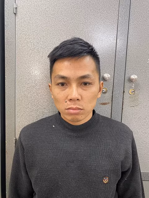 Mạnh bị phát hiện, bắt quả tang vào hồi 12h30 ngày 16/12 tại đường vào nghĩa trang khu Lê Bình, thị trấn Thanh Miện khi đang cất giấu 7,26kg pháo nổ được đựng trong thùng carton. Mạnh khai nhận mua số pháo trên của một đối tượng không quen biết tại khu vực xã Nhật Tân, huyện Gia Lộc với giá 1 triệu đồng. Nhân bị bắt quả tang vào khoảng 20h ngày 14/12 tại khu vực đường cánh đồng thôn Đỗ Hạ, xã Phạm Kha, huyện Thanh Miện khi đang tàng trữ 7,173kg pháo nổ đựng trong túi xách. Nhân khai nhận đặt mua số pháo trên thông qua mạng xã hội, với giá 1 triệu đồng. 