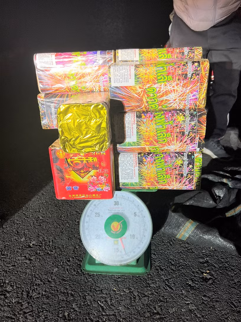 Khoảng 20h10 ngày 16/12, tại khu đô thị Đồng Đỗ thuộc Khu dân cư Ninh Chấp 5, phường Thái Học, TP Chí Linh, tỉnh Hải Dương, tổ công tác của Công an TP Chí Linh kiểm tra, phát hiện, bắt quả tang Triệu Văn Nhật đang vận chuyển trái phép 13,236 kg pháo hoa nổ. Nhật khai nhận vận chuyển thuê số pháo trên cho một đối tượng tên Quang (chưa xác định được nhân thân, lai lịch) với số tiền 1.00.000 đồng. 