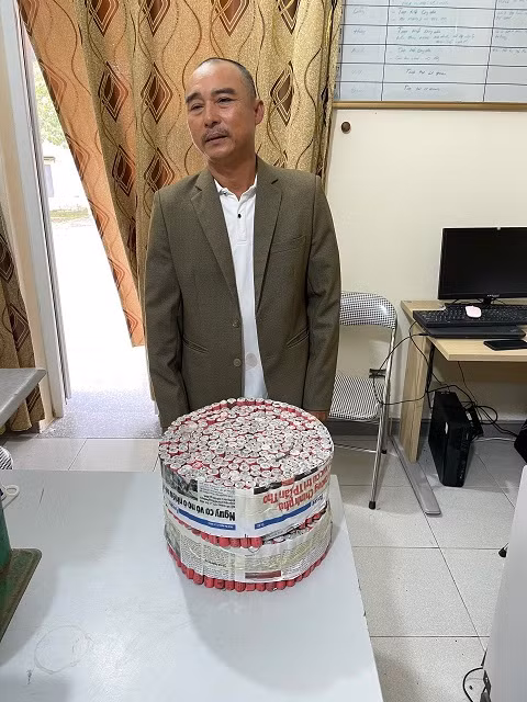  Thản nhiên chở pháo nổ: Ngày 26/11, tại khu vực thôn Trịnh Xuyên, xã Nghĩa An, huyện Ninh Giang, tổ công tác của phòng An ninh mạng và phòng chống tội phạm sử dụng công nghệ cao, Công an tỉnh Hải Dương phối hợp với Công an huyện Ninh Giang phát hiện Vũ Xuân Quyết, sinh năm 1972, trú tại thôn 1, xã Tân Hương, huyện Ninh Giang đang chở 1 thùng carton bên trong đựng 2 bánh hình trụ nghi là pháo nổ có trọng lượng 7,3 kg (đối tượng khai nhận là pháo nổ mục đích mua để đốt trong dịp Tết Nguyên đán). Cơ quan CSĐT Công an huyện Ninh Giang đã khởi tố bị can, bắt tạm giam Quyết về tội tàng trữ hàng cấm, quy định tại khoản 1, Điều 191 Bộ luật Hình sự.