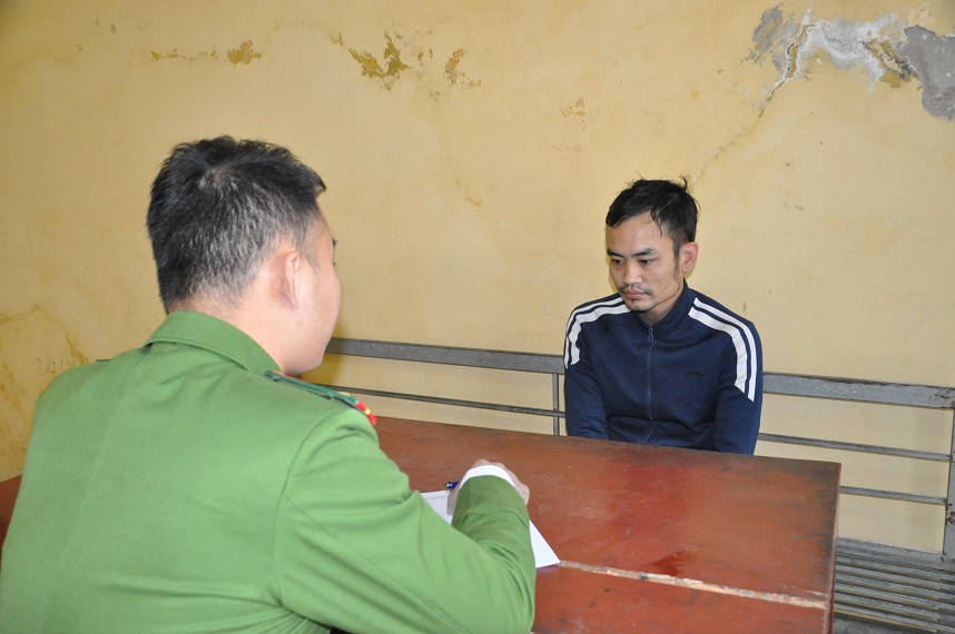  Bắt giữ đối tượng vận chuyển hơn 8kg pháo nổ trái phép: Đội CSHS Công an huyện Thanh Hà (tỉnh Hải Dương) vừa phát hiện, bắt quả tang Vũ Văn Thịnh, sinh năm 1990, ở Cẩm Chế, Thanh Hà (tỉnh Hải Dương) vận chuyển thuê hơn 8kg pháo nổ. 