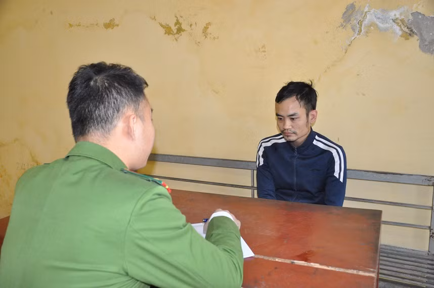  Bắt giữ đối tượng vận chuyển hơn 8kg pháo nổ trái phép: Đội CSHS Công an huyện Thanh Hà (tỉnh Hải Dương) vừa phát hiện, bắt quả tang Vũ Văn Thịnh, sinh năm 1990, ở Cẩm Chế, Thanh Hà (tỉnh Hải Dương) vận chuyển thuê hơn 8kg pháo nổ. 