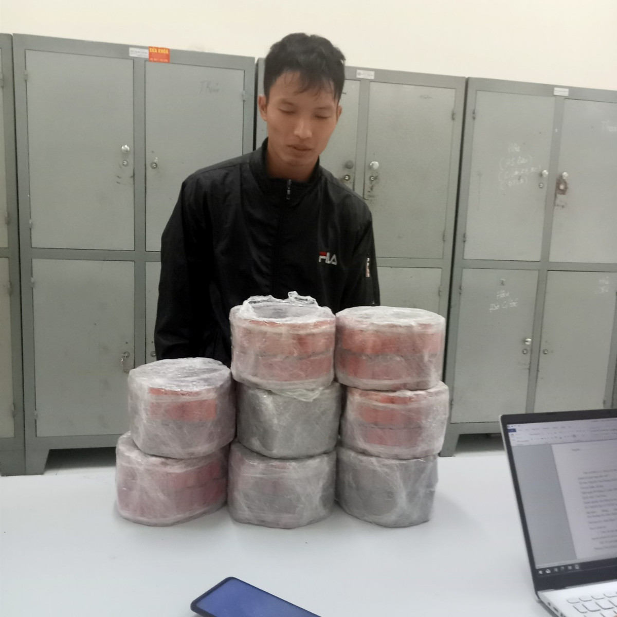  Bị bắt vì mua pháo nổ trên mạng xã hội đốt trong dịp Tết Nguyên đán: Ngày 24/11, Cơ quan Cảnh sát điều tra Công an tỉnh Hải Dương phát hiện, bắt giữ Nguyễn Văn Dương, sinh năm 1993, trú tại thôn Địch Tràng, xã Đức Chính, huyện Cẩm Giàng, tỉnh Hải Dương về hành vi cất giấu trái phép hơn 9kg pháo nổ. Tại cơ quan Công an, đối tượng Dương khai nhận số pháo mua trên mạng xã hội với mục đích để đốt trong dịp Tết Nguyên Đán. 