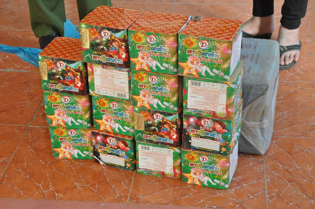 Khoảng 17h20 ngày 22/12, tại khu đô thị mới Bình Dân thuộc thôn Trung Tuyến xã Bình Dân, huyện Kim Thành, lực lượng chức năng phát hiện bắt quả tang đối tượng Hiên đang buôn bán pháo nổ trái phép. Tang vật thu giữ gồm 15 hộp pháo hoa nổ (kích thước 14x14x12cm, xung quanh dán giấy có hoa văn, chữ nước ngoài) được đựng trong bao dứa màu trắng, tổng trọng lượng 18,489 kg. Hiên khai nhận mua số pháo trên của một đối tượng thông qua mạng xã hội mang về để bán kiếm lời. 