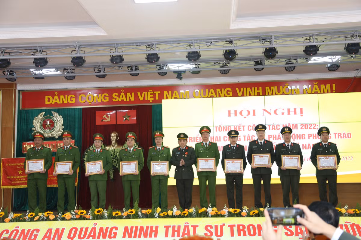 Đại tá Đinh Văn Nơi, Bí thư Đảng uỷ, Giám đốc Công an tỉnh Quảng Ninh trao danh hiệu "Đơn vị quyết thắng" cho các đơn vị. >>> Mời độc giả xem thêm video Đại tá Đinh Văn Nơi lên tiếng vụ chi 20 tỷ điều chuyển GĐCA tỉnh An Giang